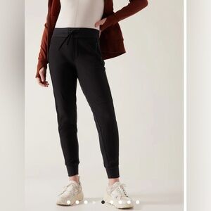 Athleta HEADLANDS HYBRID TREK MID RISE JOGGER Size 8 NWOT